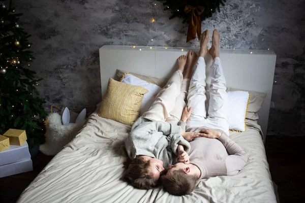 Unga kärleksfulla par i sängen hemma — Stockfoto