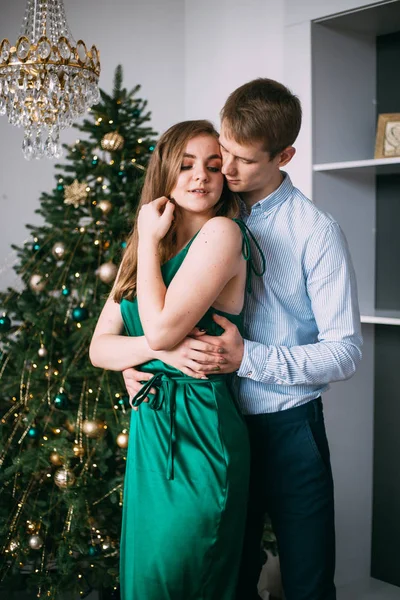 Lyx par kramas hemma på jul vinter semester — Stockfoto