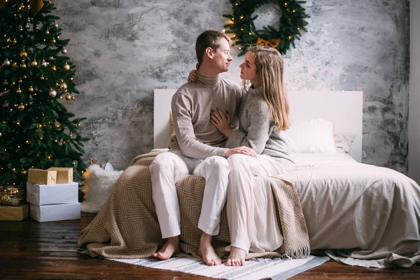 Par tittar på varandra på sin säng på julen — Stockfoto