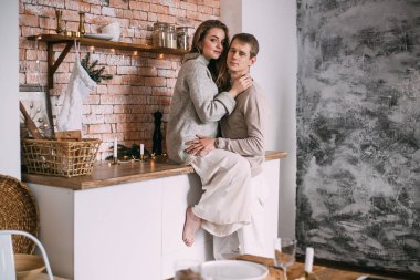 Genç çift Noel zamanı mutfakta.