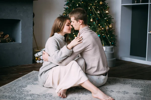 Par i kärlek kramas i julafton hemma i december — Stockfoto