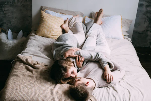 Vonzó fehér férfi és nő szórakozik a hálószobában. Szerelem és boldogság fogalma — Stock Fotó