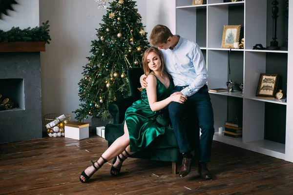 Par kär tillbringa tid nära julgran, nyår — Stockfoto