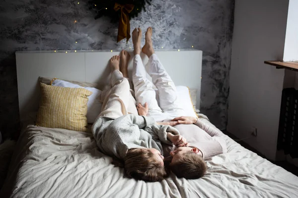 Jeune couple heureux couché ensemble au lit — Photo