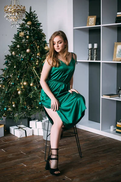 Μόδα εσωτερική φωτογραφία του όμορφου σέξι κορίτσι φοράει πολυτελές φόρεμα κοντά στο χριστουγεννιάτικο δέντρο, το νέο έτος — Φωτογραφία Αρχείου