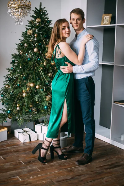 Moda pareja con estilo cerca de un árbol de Navidad en casa. Año Nuevo — Foto de Stock