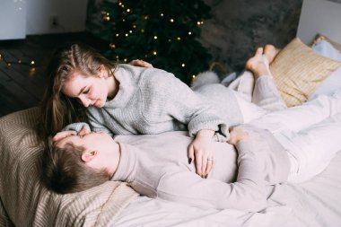 Sevgili çift yatakta birlikte eğleniyor.