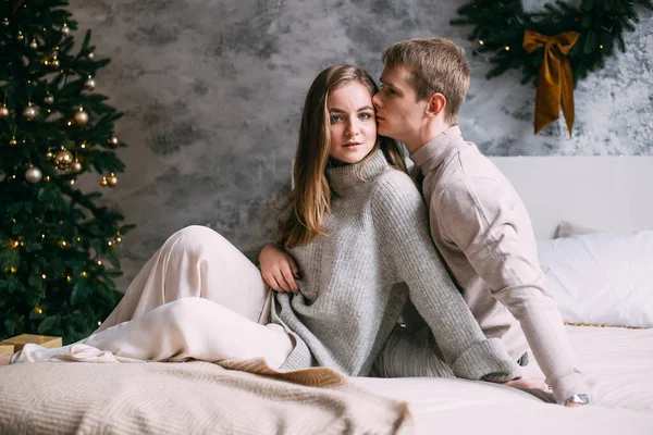 Pareja pasar las vacaciones de invierno en el acogedor interior de la casa en tiempo de Navidad — Foto de Stock