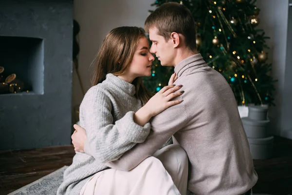 Närbild av par kär nära julgran hemma — Stockfoto