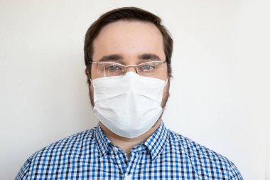 Enfeksiyonu önlemek için hijyenik maske takan adam, grip gibi hava yoluyla bulaşan solunum hastalığı, 2019-nCoV. Sağlık güvenliği kavramı COVID-19.