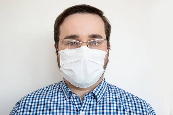 사람은 감염을 방지하기 마스크를 착용하며 2019 Ncov 공기를 전염되는 호흡기 — 스톡 사진