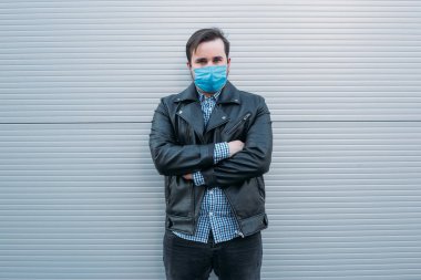 Tıp maskeli adam. Grip olmuş, maske takan, salgın hastalık salgını, koronavirüs, hastalık, enfeksiyon, karantina, tıbbi maske takan bir adam.