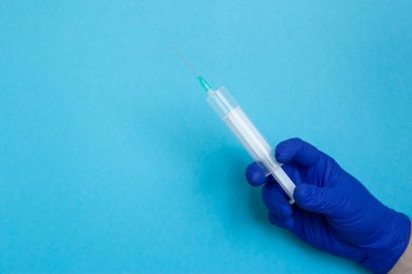 Adamın elinde yeni bir antibiyotik var. İğne, koronavirüs, hastalık, enfeksiyon, karantina için.,