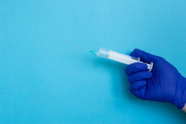 Mavi, koronavirüs, hastalık, enfeksiyon ve karantinada ele geçirilen şırınga.,