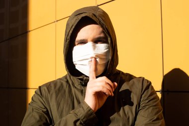 Koronavirüse karşı koruyucu maskeli bir adam. Coronavirus Adam maskesi