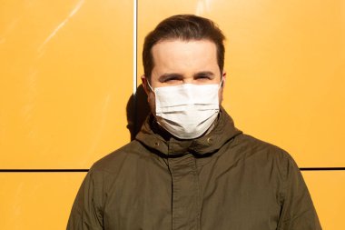 Koruyucu maske takan adam, koronavirüs, hastalık, enfeksiyon, karantina, tıbbi maske