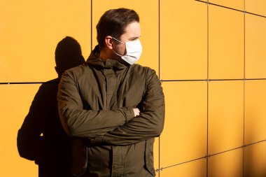 Enfeksiyonu önlemek için hijyenik maske takan adam, grip gibi hava yoluyla bulaşan solunum hastalığı, 2019-nCoV