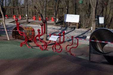 Oyun parkı kırmızı uyarı bandıyla kapatılmış, Rusça 'da 