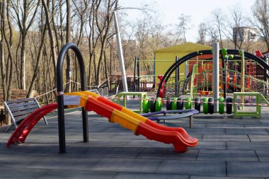 CoVID-19 karantinası nedeniyle kapalı olan çocukların oyun parkındaki kırmızı uyarı bandı Rusça 'da 