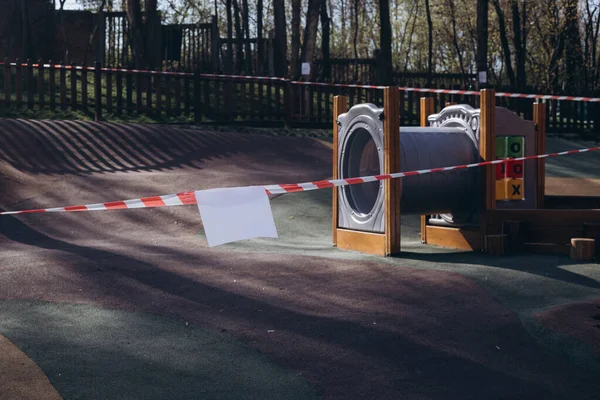 Evde Kal Konsepti Virüse Karşı Mücadele Bahçedeki Çocuk Parkında Hiç — Stok fotoğraf