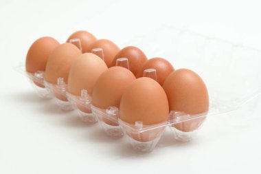 Plastik paket beyaz arka plan üzerinde taze yumurta