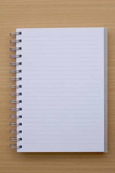 Ahşap arkaplanda boş bir defter