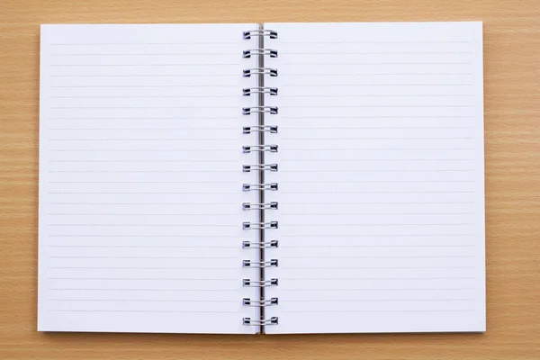 Ahşap arkaplanda boş bir defter