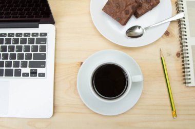 Kahve fincanı üstten görünüm ahşap tablo