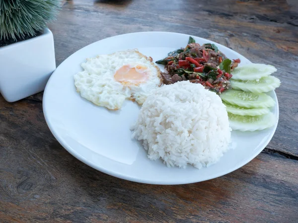 sahanda yumurta ve pirinç kızarmış fesleğen beef