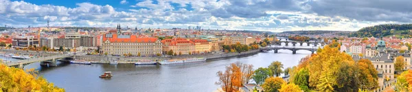 Prag, broar och Vltava floden — Stockfoto