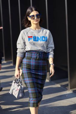 Milan, İtalya - 21 Şubat: Şık bir kişi sırasında Milan moda hafta sonbahar/kış 2018/19 tarihinde 21 Şubat 2018, Milano, İtalya dışında Gucci görülür.