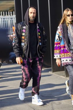 Milan, İtalya - 21 Şubat: Şık bir kişi sırasında Milan moda hafta sonbahar/kış 2018/19 tarihinde 21 Şubat 2018, Milano, İtalya dışında Gucci görülür.