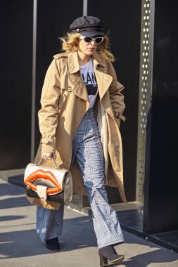 Milan, İtalya - 21 Şubat: Şık bir kişi sırasında Milan moda hafta sonbahar/kış 2018/19 tarihinde 21 Şubat 2018, Milano, İtalya dışında Gucci görülür.
