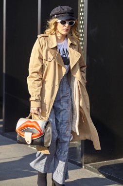 Milan, İtalya - 21 Şubat: Şık bir kişi sırasında Milan moda hafta sonbahar/kış 2018/19 tarihinde 21 Şubat 2018, Milano, İtalya dışında Gucci görülür.