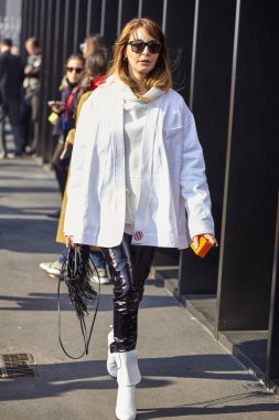 Milan, İtalya - 21 Şubat: Şık bir kişi sırasında Milan moda hafta sonbahar/kış 2018/19 tarihinde 21 Şubat 2018, Milano, İtalya dışında Gucci görülür.