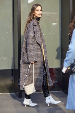 Milan, İtalya - 21 Şubat: Şık bir kişi sırasında Milan moda hafta sonbahar/kış 2018/19 tarihinde 21 Şubat 2018, Milano, İtalya dışında Gucci görülür.