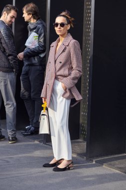 Milan, İtalya - 21 Şubat: Şık bir kişi sırasında Milan moda hafta sonbahar/kış 2018/19 tarihinde 21 Şubat 2018, Milano, İtalya dışında Gucci görülür.