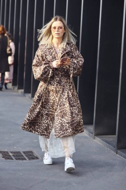Milan, İtalya - 21 Şubat: Şık bir kişi sırasında Milan moda hafta sonbahar/kış 2018/19 tarihinde 21 Şubat 2018, Milano, İtalya dışında Gucci görülür.