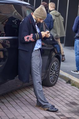 Milan, İtalya - 21 Şubat: Şık bir kişi sırasında Milan moda hafta sonbahar/kış 2018/19 tarihinde 21 Şubat 2018, Milano, İtalya dışında Gucci görülür.