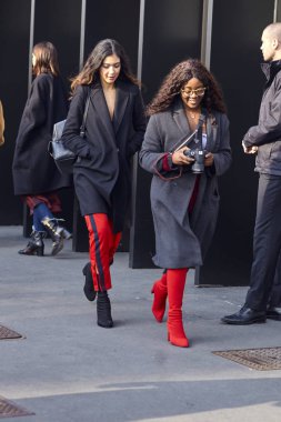 Milan, İtalya - 21 Şubat: Şık bir çift Gucci dışında sırasında Milan moda hafta sonbahar/kış 2018/19 tarihinde 21 Şubat 2018, Milano, İtalya görülür.