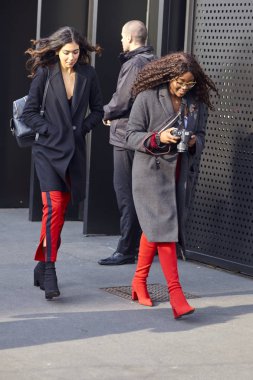 Milan, İtalya - 21 Şubat: Şık bir çift Gucci dışında sırasında Milan moda hafta sonbahar/kış 2018/19 tarihinde 21 Şubat 2018, Milano, İtalya görülür.