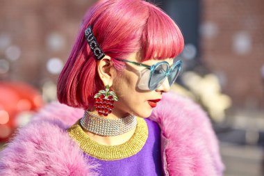 Milan, İtalya - 21 Şubat: Gucci dışında sırasında Milan moda hafta sonbahar/kış 2018/19 tarihinde 21 Şubat 2018, Milano, İtalya görülen Amiaya.