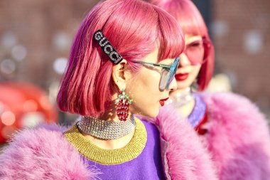 Milan, İtalya - 21 Şubat: Gucci dışında sırasında Milan moda hafta sonbahar/kış 2018/19 tarihinde 21 Şubat 2018, Milano, İtalya görülen Amiaya.