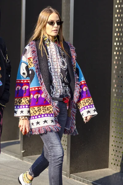Milan, İtalya - 21 Şubat: Şık bir kişi sırasında Milan moda hafta sonbahar/kış 2018/19 tarihinde 21 Şubat 2018, Milano, İtalya dışında Gucci görülür.