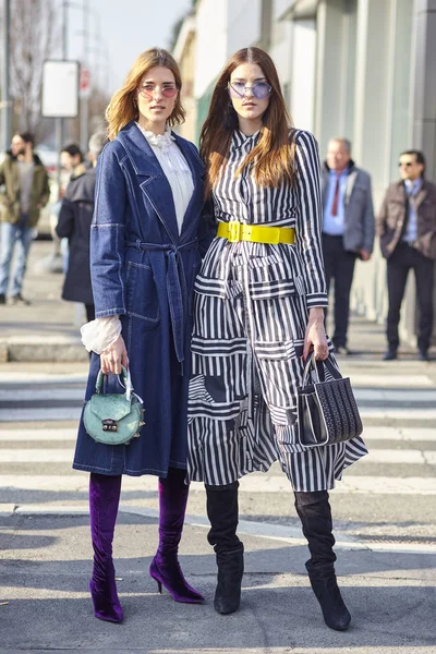 Milão Itália Fevereiro Casal Elegante Visto Fora Gucci Durante Milan — Fotografia de Stock