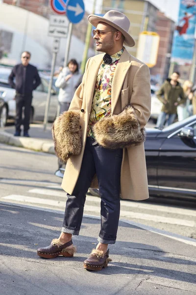 Milan Italy February Seseorang Yang Modis Terlihat Luar Gucci Selama — Stok Foto