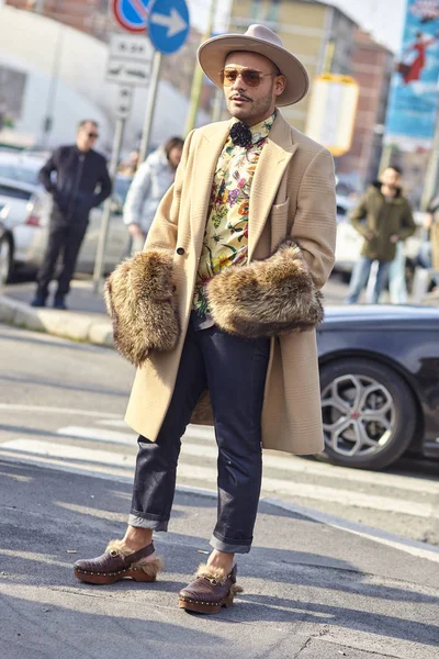Milan Italy February Seseorang Yang Modis Terlihat Luar Gucci Selama — Stok Foto