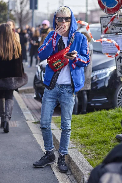 Milan Italië Februari Een Modieuze Persoon Draagt Een Jas Van — Stockfoto