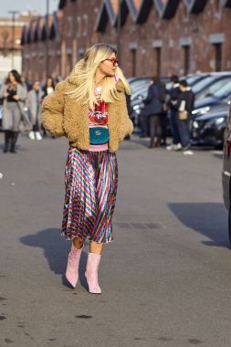 Milan, İtalya - 21 Şubat: Şık bir kişi sırasında Milan moda hafta sonbahar/kış 2018/19 tarihinde 21 Şubat 2018, Milano, İtalya dışında Gucci görülür.