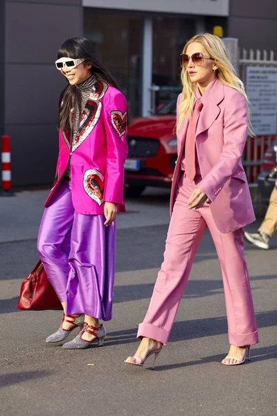 ミラノ イタリア ティナ レオンとスージー バブル中にミラノ ファッション週秋 2018 2018 日にイタリア ミラノでグッチ外見て — ストック写真
